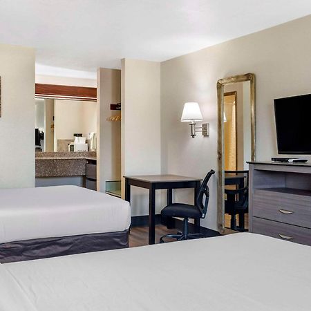 Econo Lodge Portland Airport Екстериор снимка