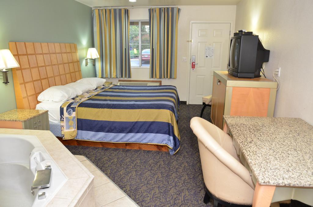 Econo Lodge Portland Airport Екстериор снимка