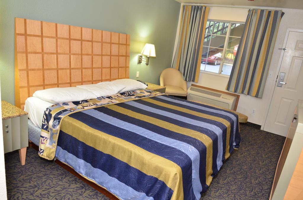 Econo Lodge Portland Airport Екстериор снимка